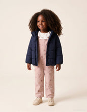Carregar imagem no visualizador da galeria, Jardineiras wide leg de sarja com padrão floral para bebe menina, rosa-claro
