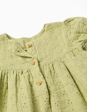 Carregar imagem no visualizador da galeria, Vestido de algodão em bordado inglês para bebé menina, verde-claro