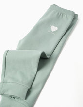 Carregar imagem no visualizador da galeria, Calças cardadas com coração estampado para bebé menina, verde-claro