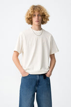 Carregar imagem no visualizador da galeria, T-shirt bege relaxed fit
