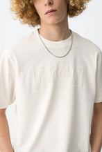 Carregar imagem no visualizador da galeria, T-shirt bege relaxed fit
