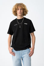 Carregar imagem no visualizador da galeria, T-shirt Preta Estampada
