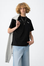 Carregar imagem no visualizador da galeria, T-shirt Preta Estampada
