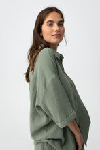 Carregar imagem no visualizador da galeria, Camisa oversize verde manga curta
