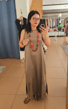 Carregar imagem no visualizador da galeria, Vestido Acetinado Taupe

