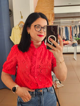 Carregar imagem no visualizador da galeria, Camisa Bordada Vermelha
