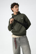 Carregar imagem no visualizador da galeria, Sweatshirt Verde Rapaz
