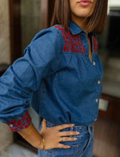 Carregar imagem no visualizador da galeria, Camisa Denim Bordada

