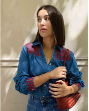 Carregar imagem no visualizador da galeria, Camisa Denim Bordada
