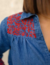 Carregar imagem no visualizador da galeria, Camisa Denim Bordada
