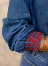 Carregar imagem no visualizador da galeria, Camisa Denim Bordada
