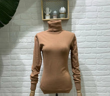 Carregar imagem no visualizador da galeria, Camisola Gola Alta
