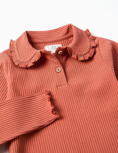 Carregar imagem no visualizador da galeria, T-shirt de manga comprida canelada com gola de folhos para menina, terracota
