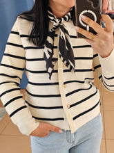 Carregar imagem no visualizador da galeria, Casaco Malha Riscas
