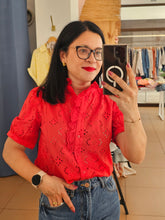 Carregar imagem no visualizador da galeria, Camisa Bordada Vermelha
