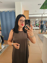 Carregar imagem no visualizador da galeria, Vestido Acetinado Castanho
