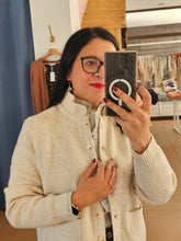 Carregar imagem no visualizador da galeria, Casaco Malha Bege
