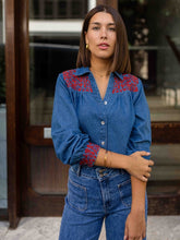 Carregar imagem no visualizador da galeria, Camisa Denim Bordada
