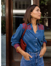 Carregar imagem no visualizador da galeria, Camisa Denim Bordada
