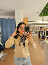 Carregar imagem no visualizador da galeria, Casaco Malha Bege
