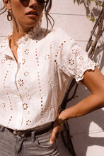 Carregar imagem no visualizador da galeria, Blusa Bordada

