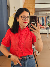 Carregar imagem no visualizador da galeria, Camisa Bordada Vermelha
