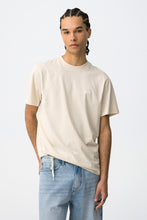 Carregar imagem no visualizador da galeria, T-shirt bege regular fit
