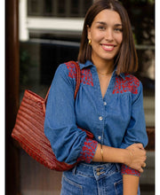 Carregar imagem no visualizador da galeria, Camisa Denim Bordada
