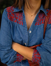Carregar imagem no visualizador da galeria, Camisa Denim Bordada
