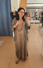 Carregar imagem no visualizador da galeria, Vestido Acetinado Taupe
