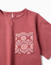 Carregar imagem no visualizador da galeria, T-shirt de algodão com bolso bordado para menina
