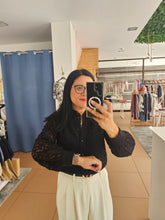 Carregar imagem no visualizador da galeria, Blusa Margaridas Preta
