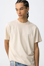 Carregar imagem no visualizador da galeria, T-shirt bege regular fit
