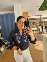 Carregar imagem no visualizador da galeria, Camisa Marinho Bordada
