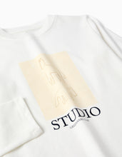 Carregar imagem no visualizador da galeria, T-shirt de manga comprida com estampado Studio para menino, branco

