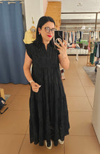 Carregar imagem no visualizador da galeria, Vestido em Bordado Inglês Preto
