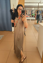 Carregar imagem no visualizador da galeria, Vestido Acetinado Taupe

