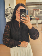 Carregar imagem no visualizador da galeria, Blusa Margaridas Preta
