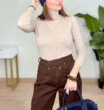 Carregar imagem no visualizador da galeria, Camisola Gola Alta
