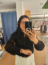 Carregar imagem no visualizador da galeria, Blusa Margaridas Preta
