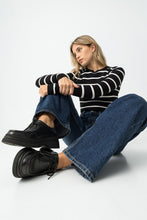 Carregar imagem no visualizador da galeria, Camisola Slim Fit Riscas
