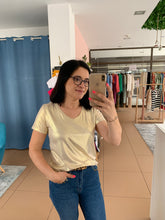 Carregar imagem no visualizador da galeria, T-Shirt Dourada
